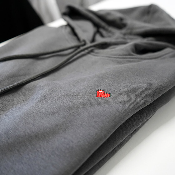 Pixel-Motiv Herz (rot) gestickt auf Hoodie für Männer in asphalt (grau)