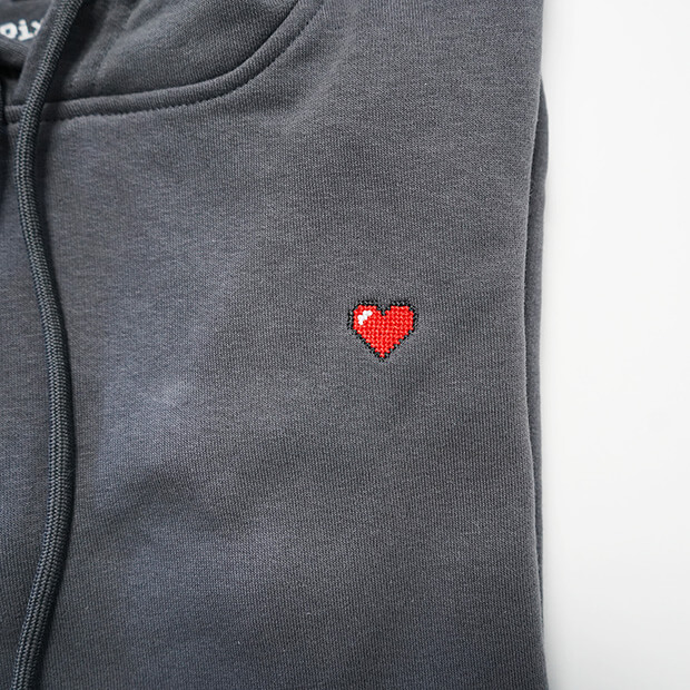 Pixel-Motiv Herz (rot) gestickt auf Hoodie für Frauen in asphalt (grau)