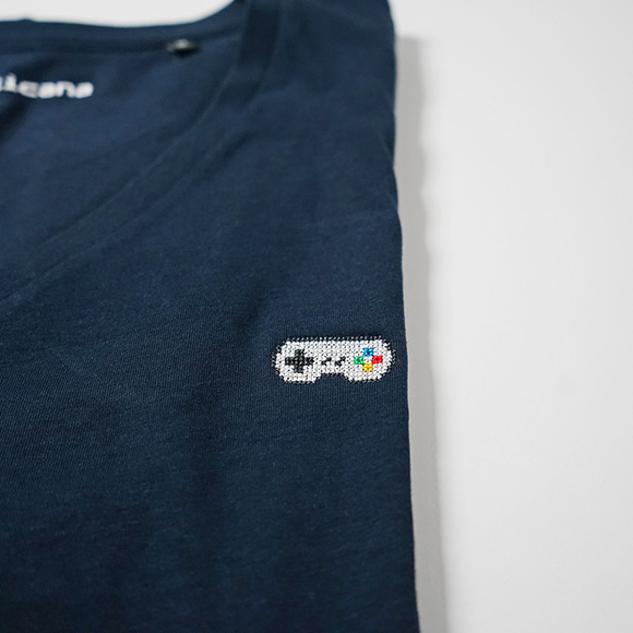 Pixel-Motiv Gamepad gestickt auf T-Shirt, V-Ausschnitt für Männer in dunkelblau / navy (blau)