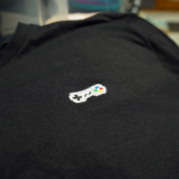 Pixel-Motiv Gamepad gestickt auf T-Shirt, Rundhals für Männer in schwarz