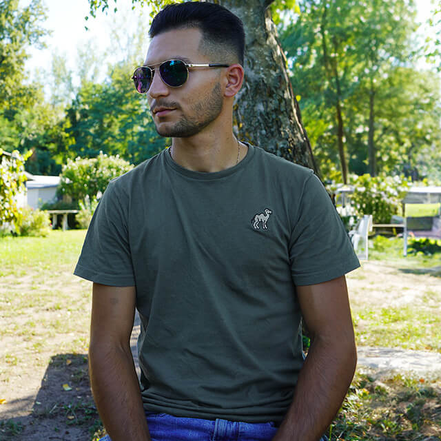 Pixel-Motiv Kamel gestickt auf T-Shirt, Rundhals für Männer in millennial khaki (grau)