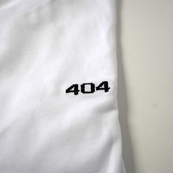 Pixel-Motiv 404 gestickt auf T-Shirt, Rundhals für Männer in weiß