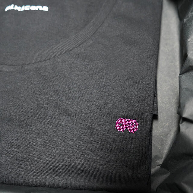 Pixel-Motiv Classic Gamepad in Lila gestickt auf T-Shirt, Rundhals für Frauen in schwarz