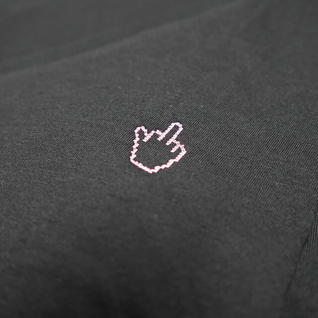 Pixel-Motiv Classic Mittelfinger in Pink gestickt auf T-Shirt, V-Ausschnitt für Männer in schwarz