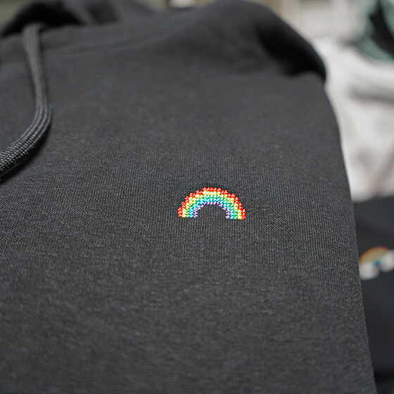 Pixel-Motiv Regenbogen gestickt auf Hoodie für Männer in schwarz